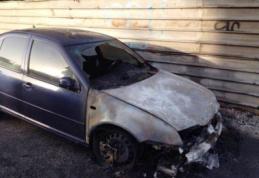 Scandalul ia amploare la Roma: Maşini româneşti, stropite cu benzină şi incendiate - FOTO