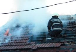 Două familii la un pas să-şi piardă întreaga agoniseală într-un incendiu 