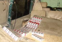  Peste 34.000 de ţigarete ascunse în două lăzi frigorifice de voiaj şi pereţii laterali ai unui microbuz - FOTO