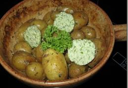 Cartofi noi cu sos de verdeata