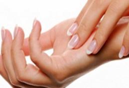 Te trezești cu mâinile amorțite? Poziția de somn nu e singurul motiv. Ce trebuie să știi