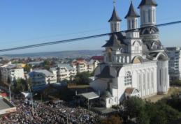 Catedrală gigantică, sfințită la Suceava. 10.000 de oameni prezenți, inclusiv Gigi Becali