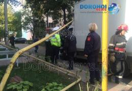 La un pas de dezastru! Mașină blocată într-o țeavă de gaze în cartierul Plevna din Dorohoi