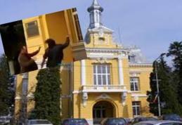 Bătaie cu pumni și picioare în fața Primăriei Botoșani