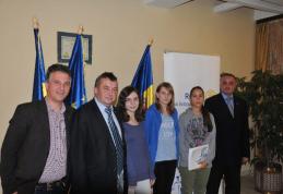 Rotary Club Botoșani anunță căștigătorii Burselor școlare „Prof. dr. Constantin Manolache” oferite pentru anul școlar 2015-2016! - FOTO