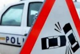 Tânăr ajuns la spital după ce s-a izbit cu mașina într-un camion cu marfă