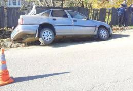 Două persoane au ajuns la spital după ce maşina în care se aflau s-a izbit într-un cap de pod