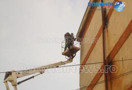 Atenție, cade tencuiala! SVSU Dorohoi a eliminat tencuiala care punea în pericol cetățenii de pe strada Dumitru Furtună - FOTO