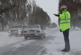Ce poţi face iarna când nu ai lanţuri şi maşina rămâne împotmolită în zăpadă