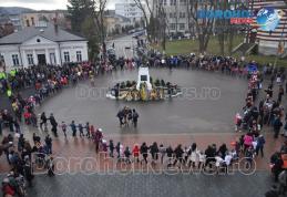 1 Decembrie sărbătorit la Dorohoi cu muzică autentică, depunere de coroane, horă și mâncare ostășească - VIDEO/FOTO