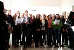 Colindătorii au adus vestea Naşterii Domnului prin colinde şi la Spitalul Municipal Dorohoi! - FOTO