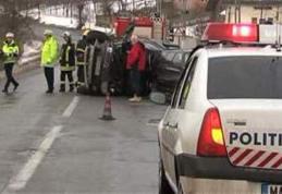 Accident pe drumul Dorohoi-Suceava! Două mașini parcate, distruse de un șofer neatent! - FOTO