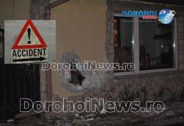 ACCIDENT! Un autoturism s-a oprit în peretele unui spațiu comercial de pe strada C.D. Gherea din Dorohoi – FOTO