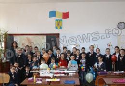 „Hai să dăm mână cu mână!” elevi şi preşcolari de la Şcoala Gimnazială „Spiru Haret” şi Grădiniţa cu P.P. nr. 6 Dorohoi - FOTO