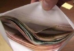 Un român anonim lasă plicuri cu bani prin oraş. Ce trebuie să faci cu jumătate din banii găsiţi!