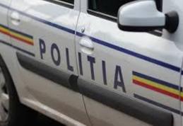 Trei persoane au ajuns la spital, după ce mașina în care se aflau a intrat într-un copac. Una dintre victime transferată la Iași!