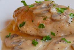 Piept de pui cu sos de ciuperci