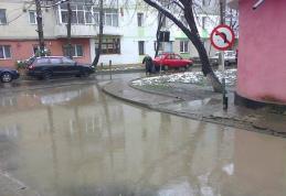 Primim la redacție – Scurgere de ape pluviale defectuoasă într-un cartier din Dorohoi - FOTO