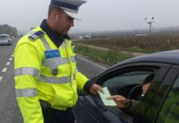 Depistat de poliţişti la volanul maşinii cu piciorul în ghips şi fără permis de conducere