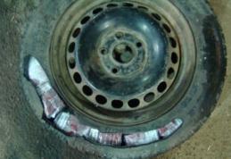 Ţigarete ascunse în portiere, roata de rezervă şi în rezervor, depistate de poliţişti