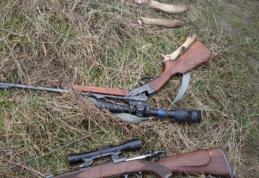 Doi bărbaţi bănuiţi de infracţiuni la regimul armelor, identificaţi de poliţişti, după ce au împușcat mai mulți câini