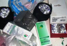 Cutii cu arome pentru narghilea ascunse sub scaunele unui microbuz, depistate de poliţiştii de frontieră! - FOTO