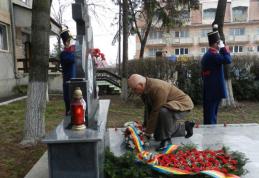 Raed Arafat a depus flori la monumentul eroilor pompieri din Botoșani - FOTO