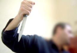 Scandal monstru la o benzinărie. Un bărbat înarmat cu un cuțit a împărțit pumni și injurii