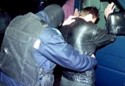 Agresori imobilizaţi de jandarmi după ce au făcut scandal într-un bar