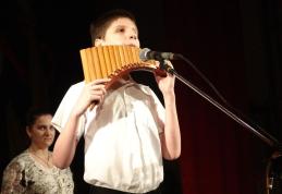 Alexandru Cozaciuc, copilul nevăzător care cântă la 12 instrumente