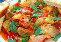 Piept de curcan cu sos de roșii