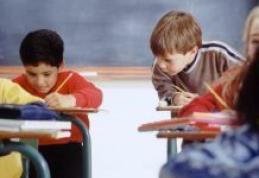 Elevii care copiază la evaluarea naţională nu pierd dreptul de a se înscrie la liceu
