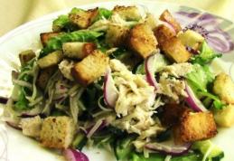 Salată cu piept de pui și crutoane