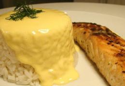 Somon cu orez și sos olandez