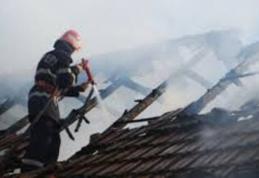 Locuinţă distrusă parţial într-un incendiu