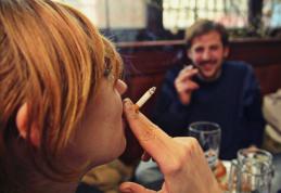 Legea antifumat. Ce soluţie au găsit patronii pentru a se putea fuma în continuare în localuri