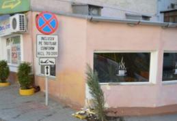 Un șofer băut a vrut să-și parcheze mașina într-un bar...