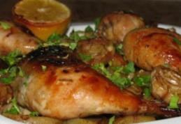 Pulpe de pui în sos de vin alb şi ierburi aromatice