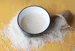 Apa de orez, elixir perfect pentru pielea feței tale