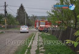 Autoritățile puse pe drumuri de un scandalagiu din Dorohoi care și-a incendiat căteva lucruri în fața casei - FOTO