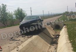 Accident rutier la Dersca. Impact violent cu un cap de pod - FOTO