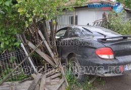 Accident de circulație în Dorohoi: Un autoturism s-a oprit în gardul unei case de pe strada Ștefan cel Mare - FOTO