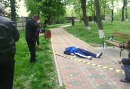 Șocant! Bărbat găsit mort într-un parc din Dorohoi - FOTO