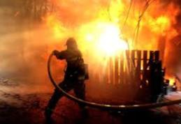 Incendiu în ultima zi de Paște. Anexă gospodărească distrusă de un fumător neglijent