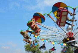 Panică la Zilele Oraşului Botoșani. O pană de curent a lăsat zeci de copii suspendaţi în maşinăriile de la bâlci!