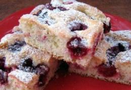 Prăjitură cu vișine și iaurt