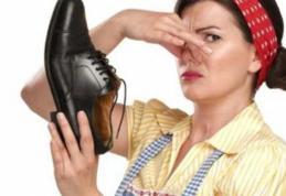 Pantofii miros după ce îi porți? Iată cel mai simplu mod de a scăpa definitiv de această problemă