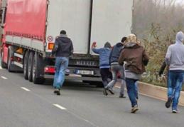 Scandal în Franţa. Camioane româneşti atacate cu pietre