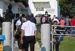 Sute de credincioși prezenți la resfințirea singurei biserici din bârne din judeţul Botoşani