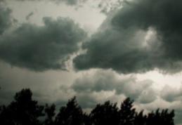 Cod galben de ploi, vijelii şi grindină în aproape toată ţara